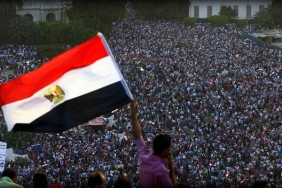 Bayrağıyla bir Mısır'lı